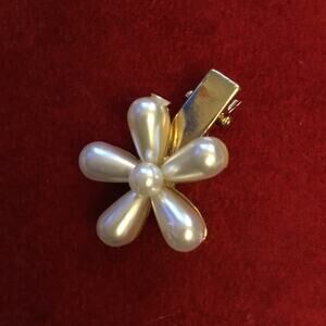 Elegant Pearl Flower Gold Hair Clip – Small Alligator Design